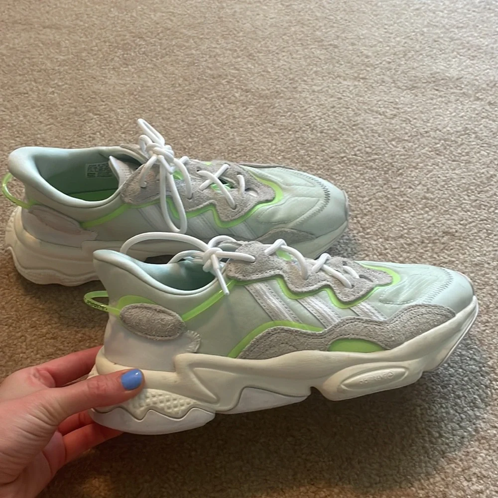adidas ozweego gymshoes - womens size 7.5 - Picture 6 of 6